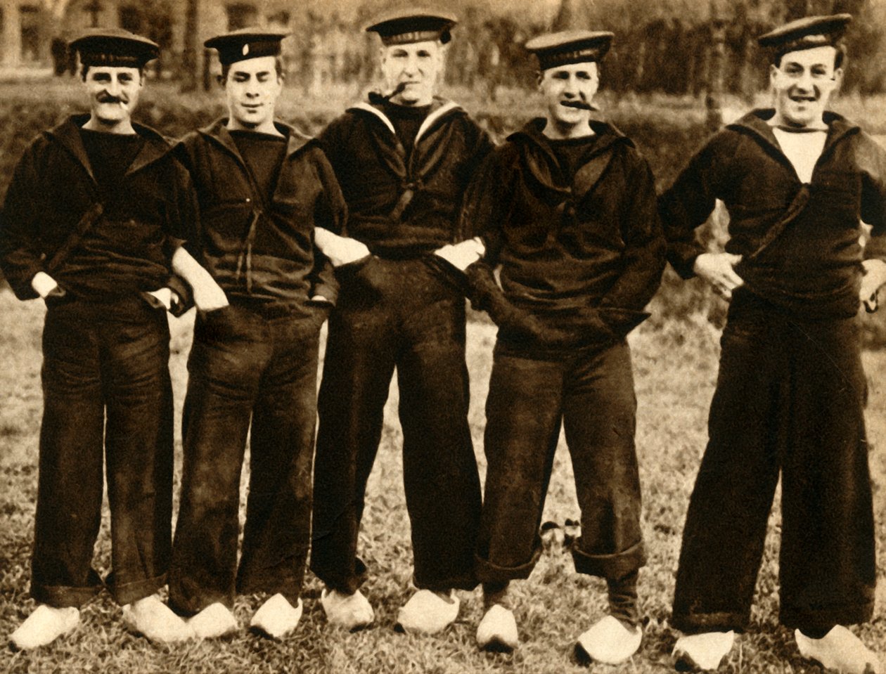 Holland klumpát viselő brit tengerészek, első világháború, 1914-1918, 1933. alkotó: Unbekannt