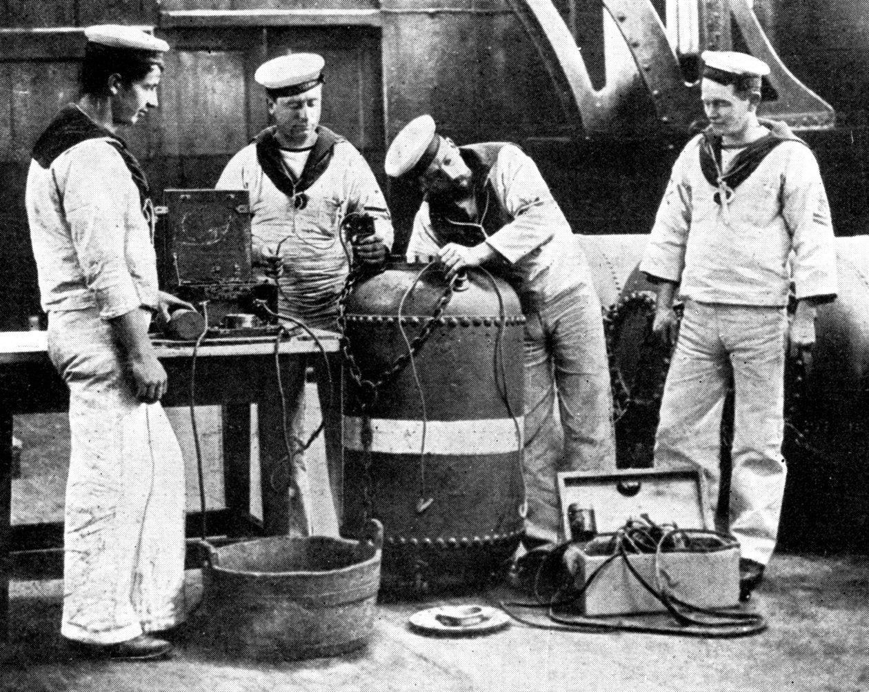 Brit tengerészek aknát szereltek, első világháború, 1914 alkotó: Unbekannt
