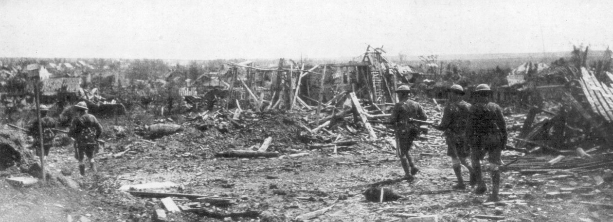 Brit katonák Albert romjait kutatják, Somme, Franciaország, 1918. augusztus 22 alkotó: Unbekannt