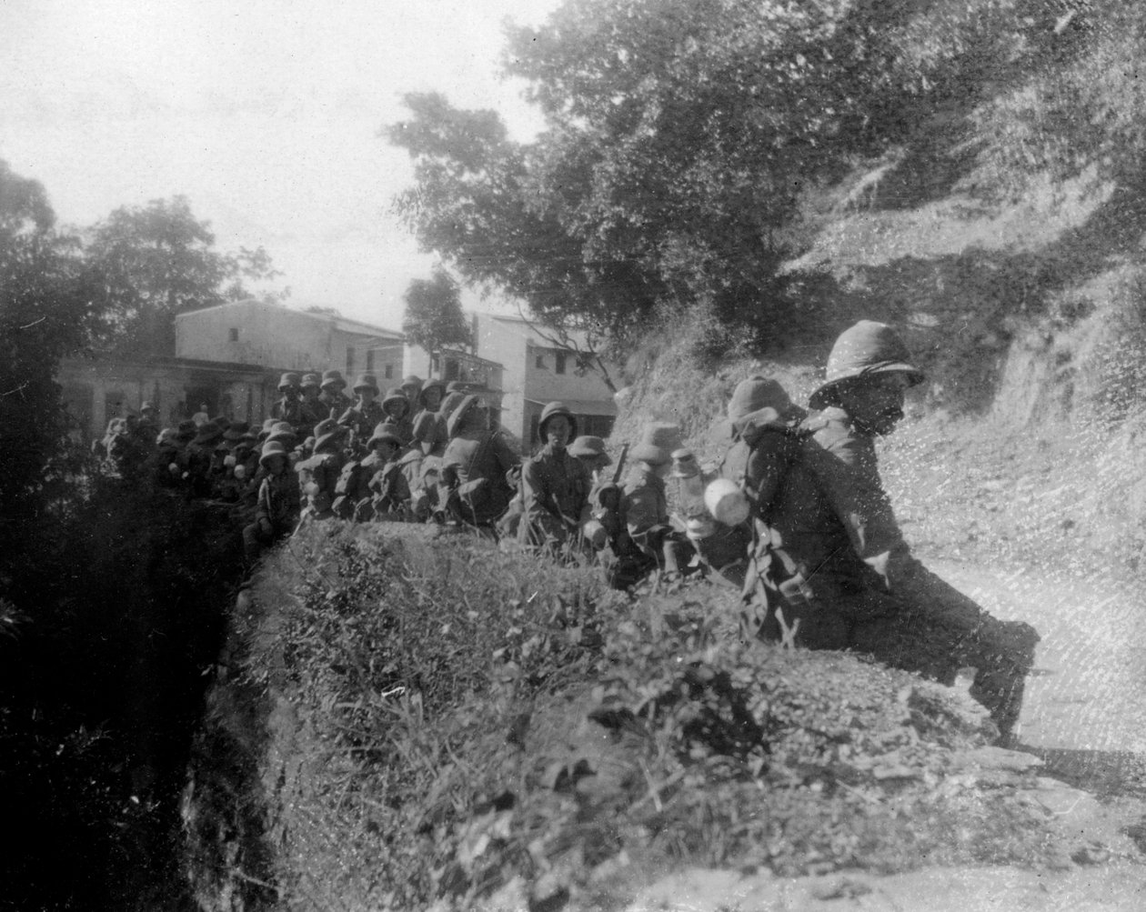 Brit katonák pihenő útvonalon menetelnek, Kalsi és Chakrata között, Indiában, 1917 alkotó: Unbekannt