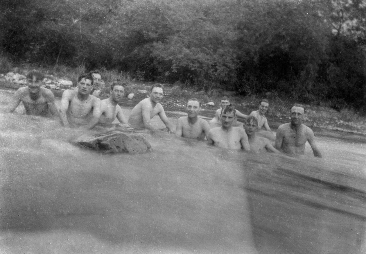 Brit katonák mosdatnak egy hegyi patakban, Kalsi, India, 1917 alkotó: Unbekannt
