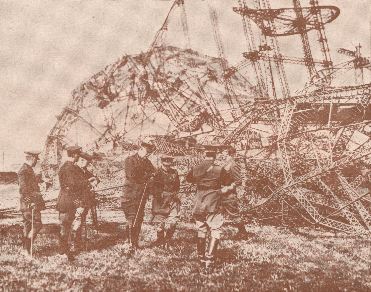 Brit törzstisztek egy Angliában lezuhant Zeppelin roncsait vizsgálják, c1917 1919 alkotó: Unbekannt