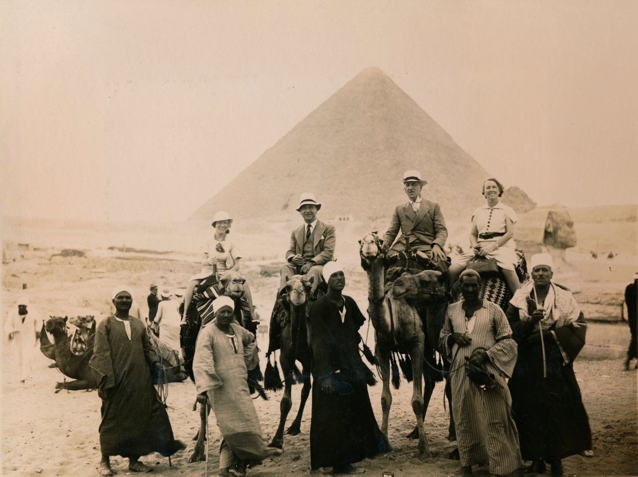 Brit turisták tevéken ülve a Nagy Piramis előtt, Giza, Egyiptom, 1936 alkotó: Unbekannt