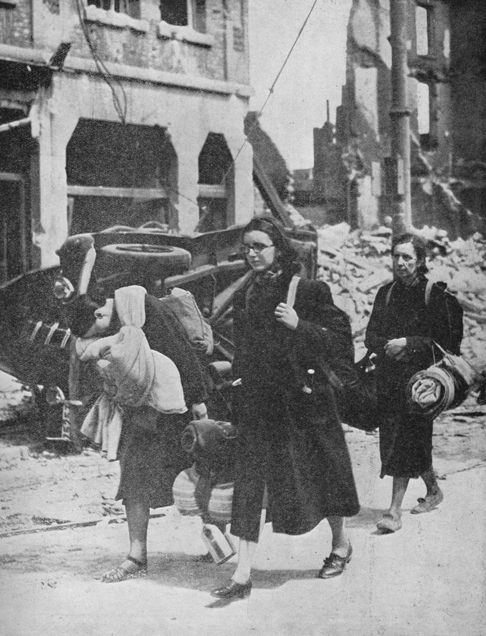 A brit csapatok kitartanak Louvainban, miközben a menekültek elhagyják a várost, 1940, 1940 alkotó: Unbekannt
