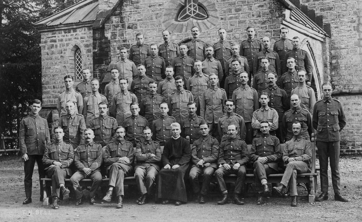 Brit csapatok a helyőrségi templomon kívül, Chakrata, 1917 alkotó: Unbekannt