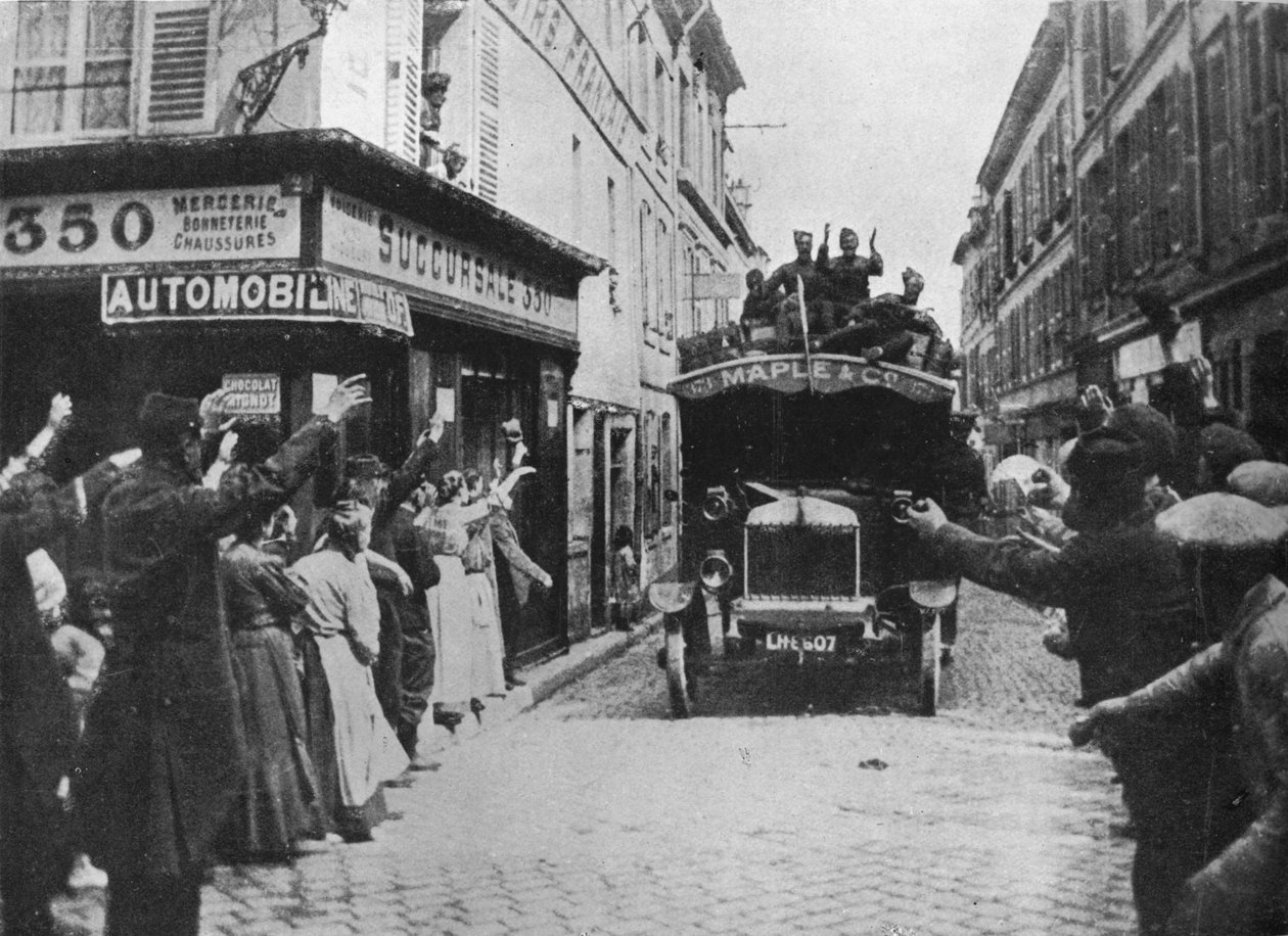 A brit csapatokat 1915-ben egy francia városba köszöntik, amikor furgonnal érkeznek alkotó: Unbekannt