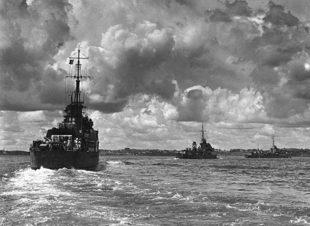 Brit hadihajók belépnek Sydney kikötőjébe, Ausztrália, 1945 alkotó: Unbekannt
