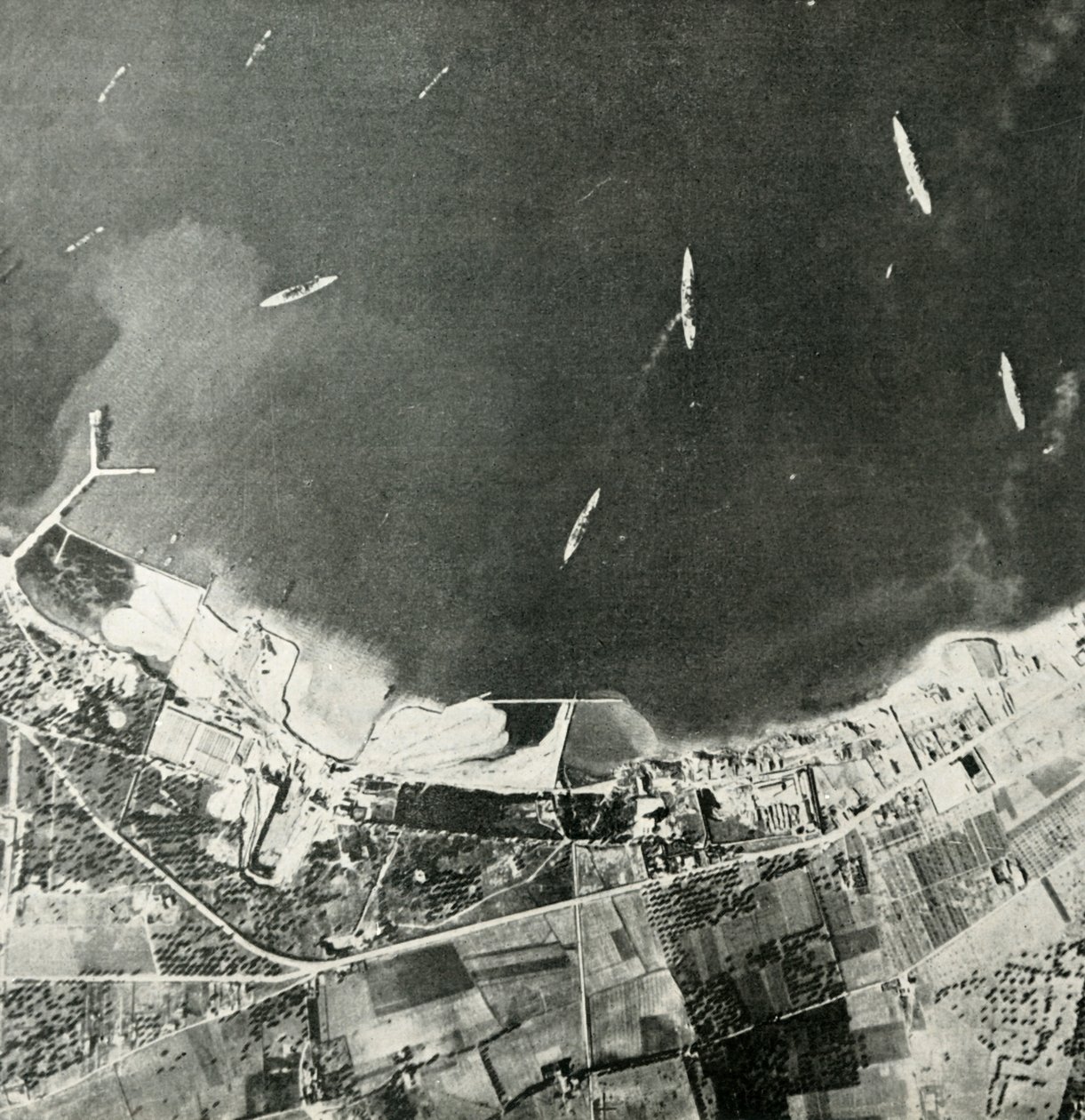 Brit hadihajók Málta partjainál, II. világháború, 1940-1942 1944. alkotó: Unbekannt
