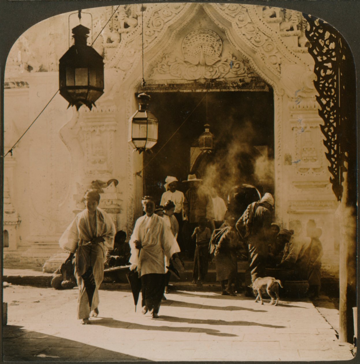 Burmai hölgyek úton a bazárba, Mandalay, Burma, 1907 alkotó: Unbekannt