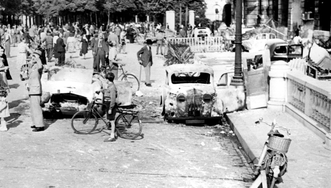 Kiégett autók, Place de la Concorde, Párizs felszabadítása, 1944. augusztus alkotó: Unbekannt