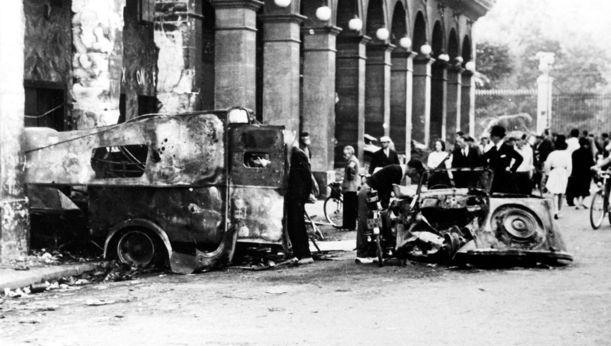 Kiégett járművek a Rue de Castiglione-ban, Párizs felszabadítása, 1944. augusztus 25. alkotó: Unbekannt