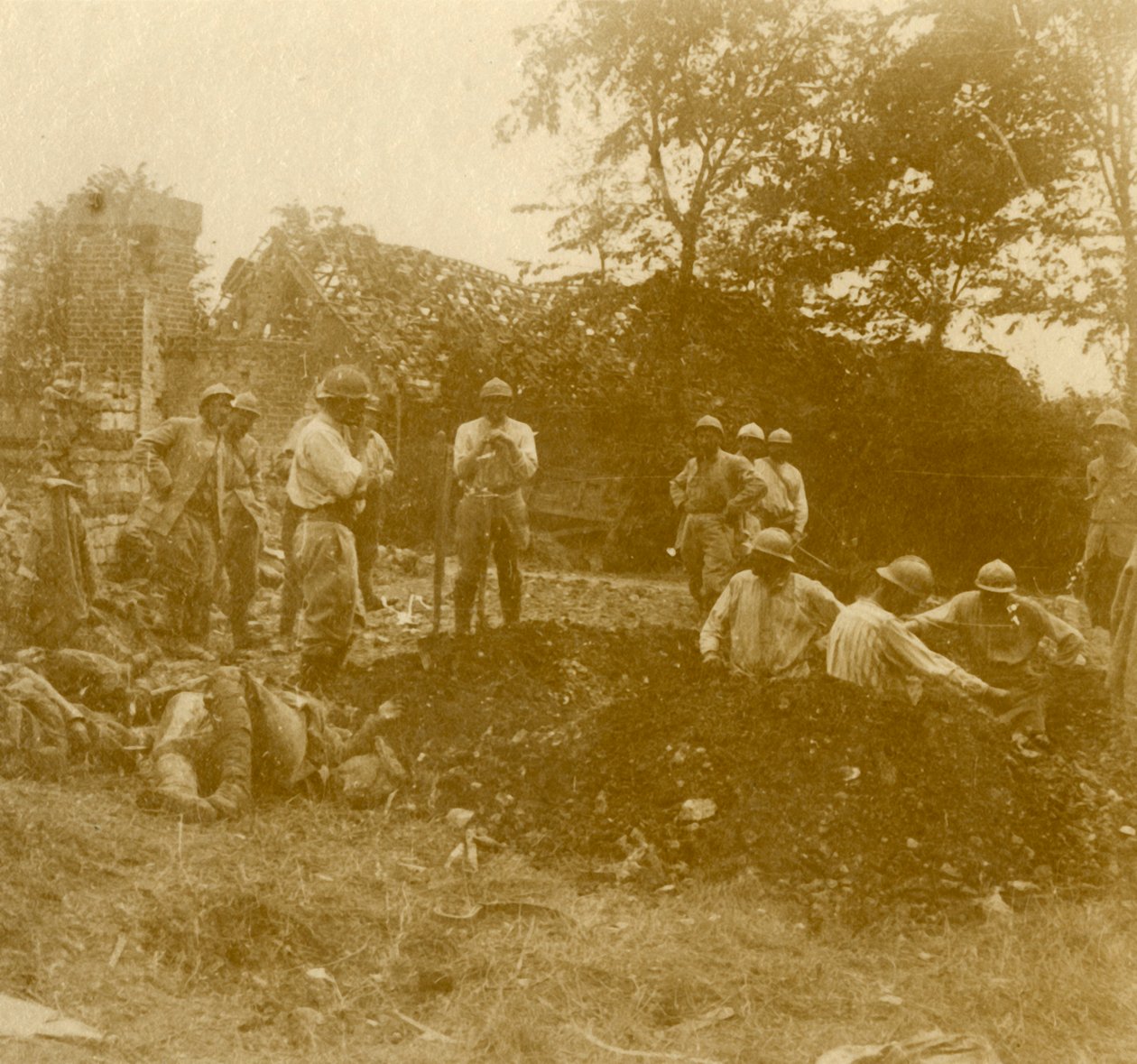 A halottak temetése, c1914-c1918 alkotó: Unbekannt