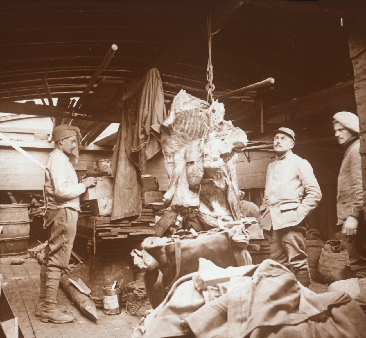 Mészárosok egy bárkán, Somme, Észak-Franciaország, c1914-c1918 alkotó: Unbekannt