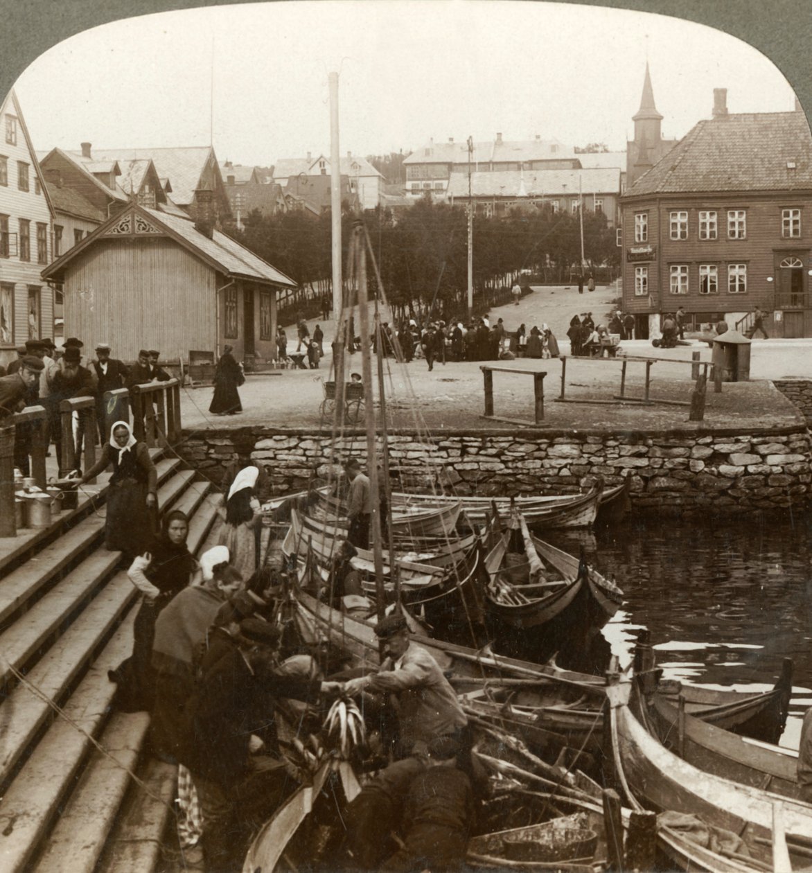 Halvásárlás egy forgalmas sarkvidéki kereskedelmi kikötőben, Tromsoe 69° 38 N. Lat., Észak-Norvégia, 1902. alkotó: Unbekannt