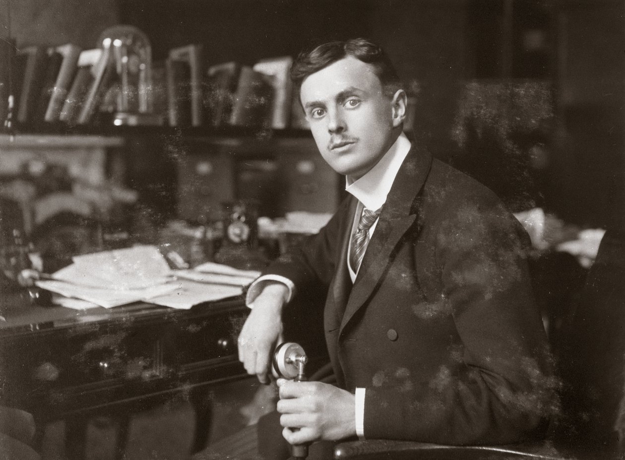 C S Rolls az íróasztalánál ül, 1902 alkotó: Unbekannt