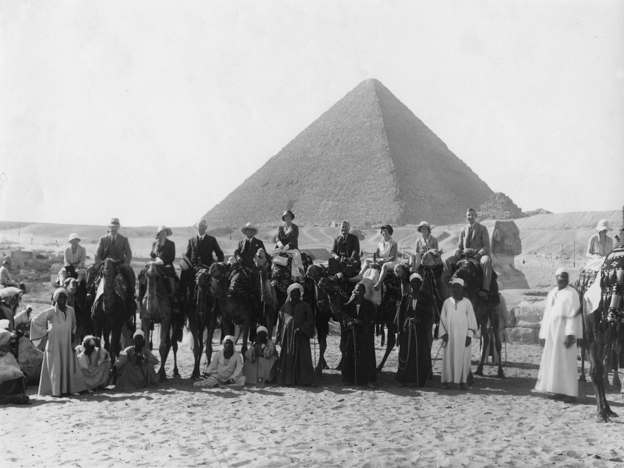 Tevetúra a gízai piramisok egyike előtt, Egyiptom, 1920-c1930-as évek alkotó: Unbekannt