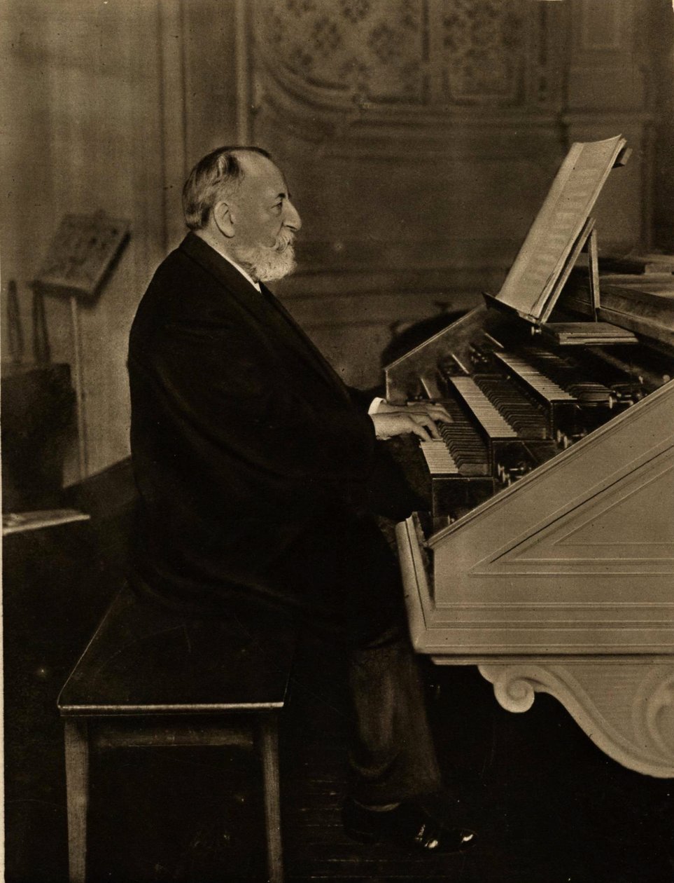 Camille Saint-Saëns 1835-1921 az orgonánál, 1913. alkotó: Unbekannt