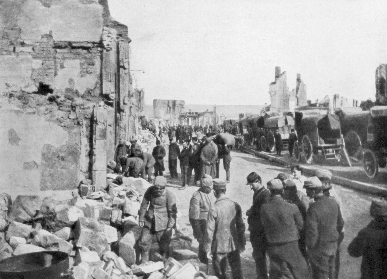 Fogságba esett német foglyok, akik törmeléket távolítottak el a franciaországi Clermont-en-Argonne utcáiról, 1914 alkotó: Unbekannt