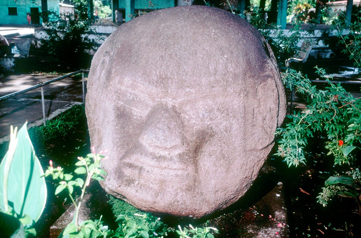 Faragott monolitikus fej Monte Altóból, Guatemala, Kolumbusz előtti, Klasszikus előtti időszak, Kr.e. 1500-100 alkotó: Unbekannt