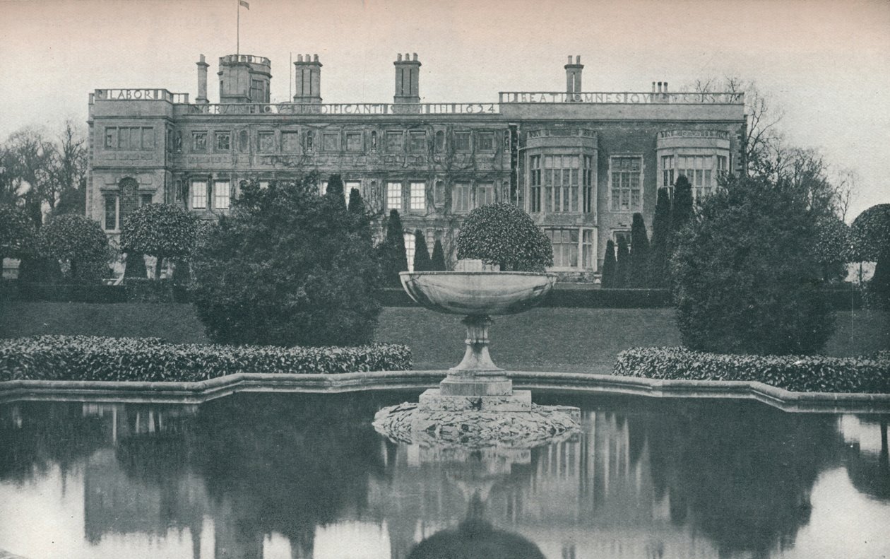 Castle Ashby, Northants: South Side, Fountain, c1915 alkotó: Unbekannt
