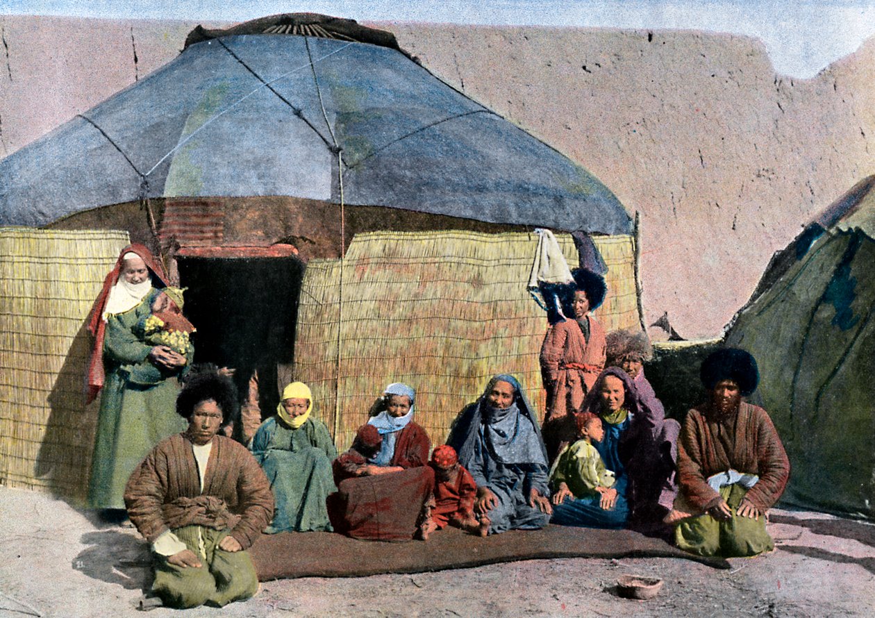 Közép-ázsiai család a házuk előtt, c1890 alkotó: Unbekannt