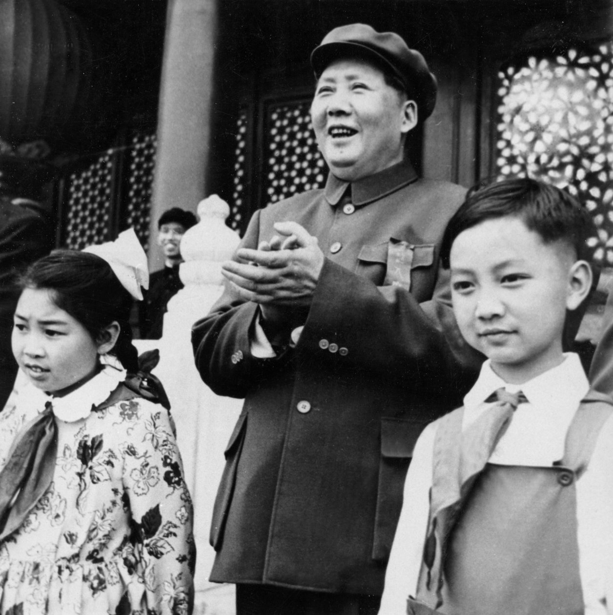 Mao Ce-tung elnök tapsol a felvonulóknak a Tien An Men emelvényéről Pekingben, Kínában alkotó: Unbekannt