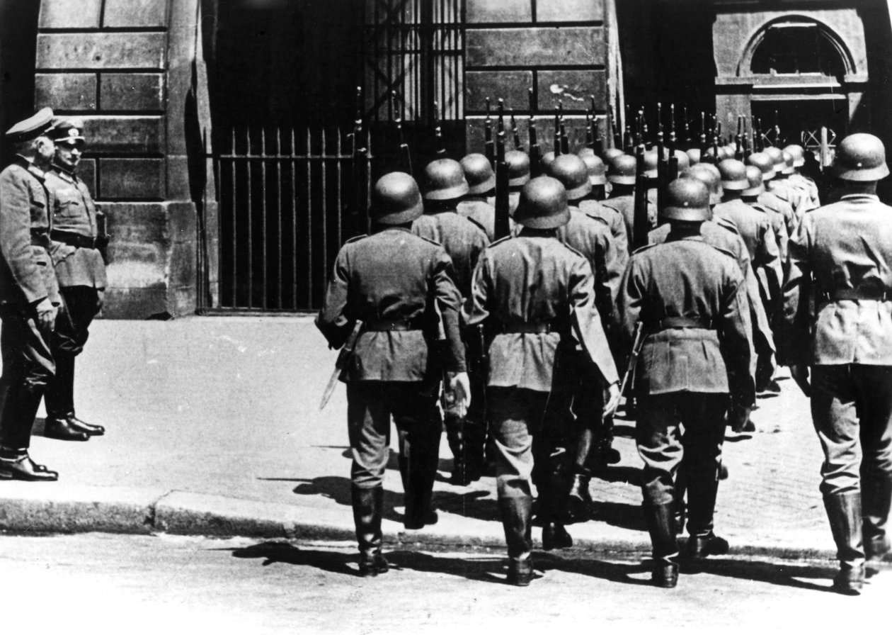 Őrségváltás a megszállt párizsi német főhadiszálláson, 1940. június alkotó: Unbekannt