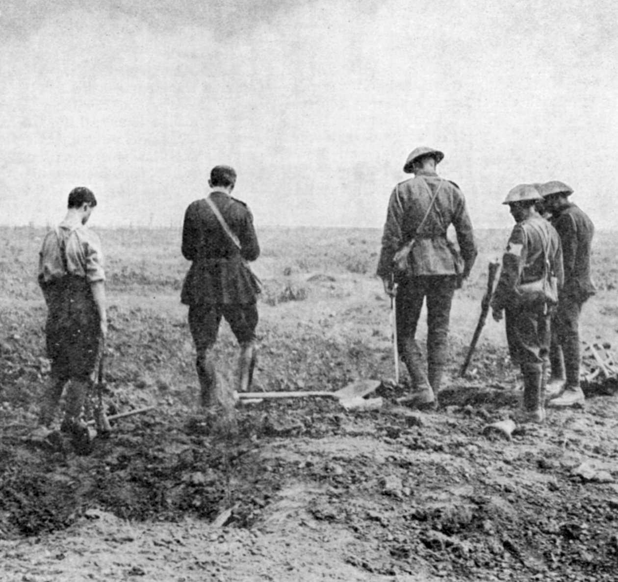 Káplán temetési szolgálatot végez a terepen, miközben a temetők tiszteletét teszik, c1916 alkotó: Unbekannt