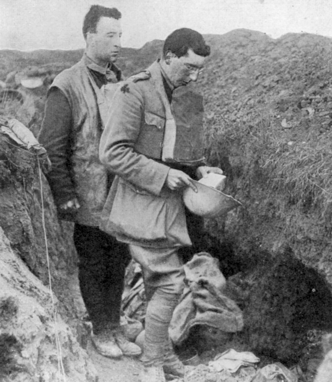 Az lst Munsters káplánja temetési imát mond az árokban elesett katonák felett, 1918 alkotó: Unbekannt