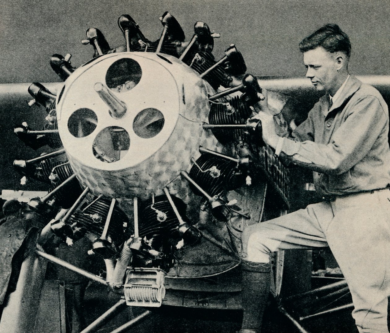 Charles Lindbergh repülőgépe hajtóművét vizsgálja transzatlanti repülése előtt, 1927 c1937 alkotó: Unbekannt