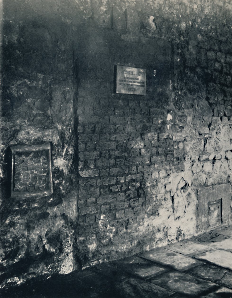 Charterhouse. Élelmiszer-nyílás és egy szerzetesi cella ajtaja, a kolostorban, 1925 alkotó: Unbekannt