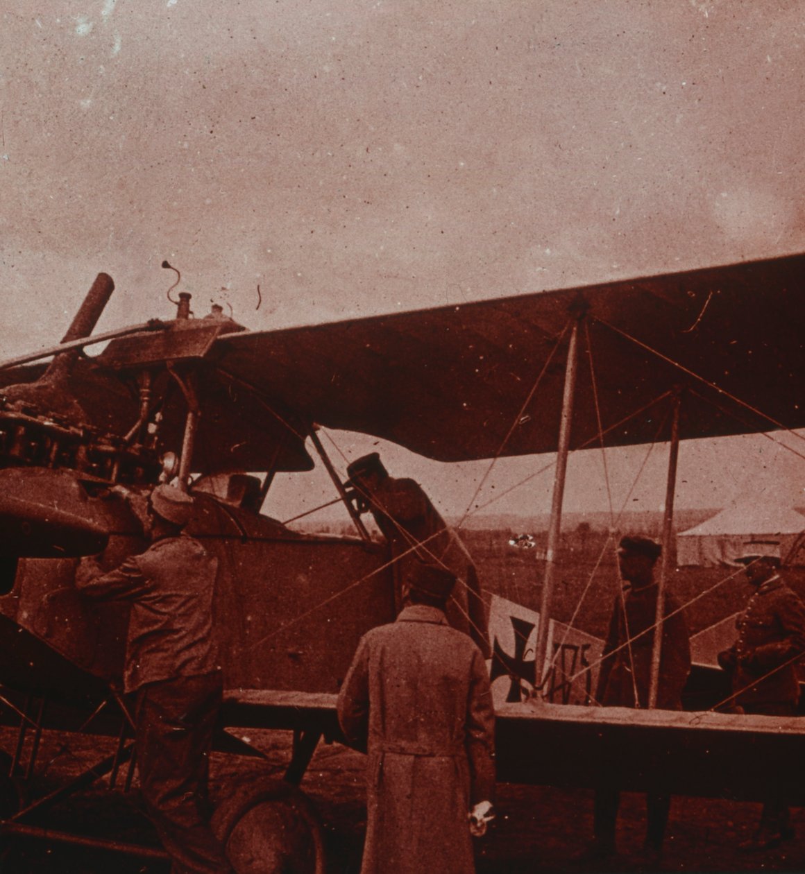 Repülőgép ellenőrzése a pilótával, 1916 alkotó: Unbekannt