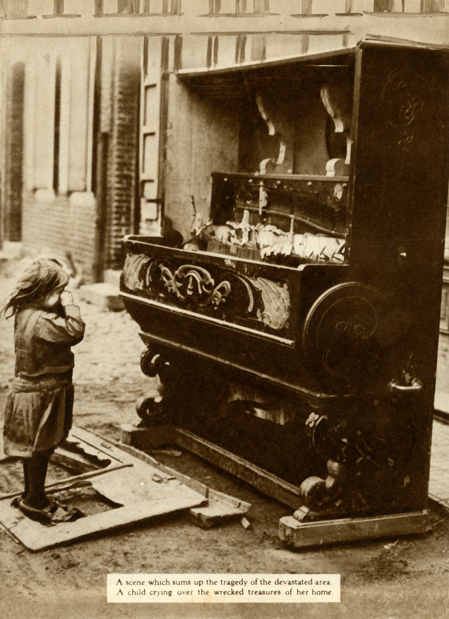 A gyermek sérült zongorával egy légitámadás után hajléktalanná tette, első világháború, 1918, 1935. alkotó: Unbekannt