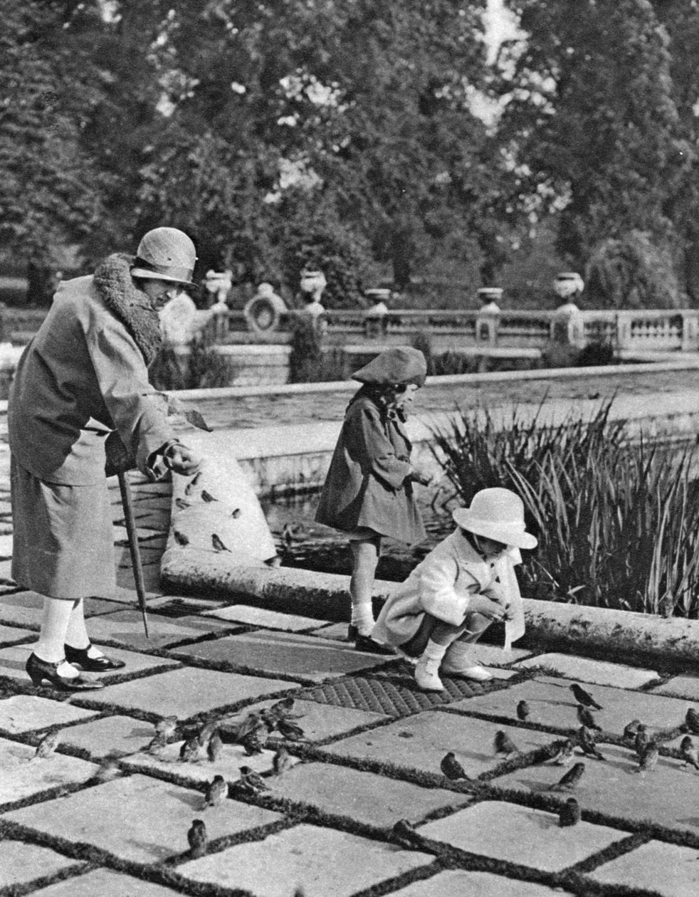Gyermekek etetik a verebeket a londoni Hyde Parkban, 1926-1927 alkotó: Unbekannt