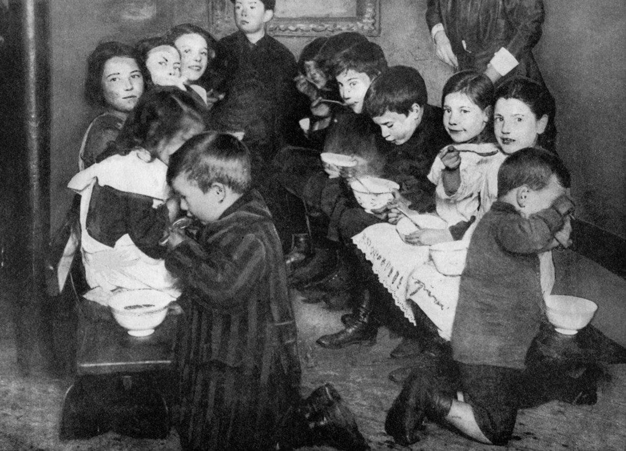 Gyerekek egy közös konyhában, London, 1917-1936 alkotó: Unbekannt