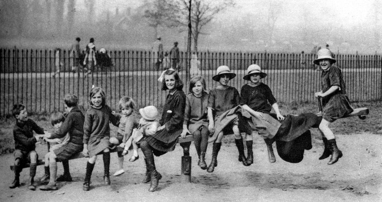 Gyermekek egy parkban, London, 1926-1927 alkotó: Unbekannt