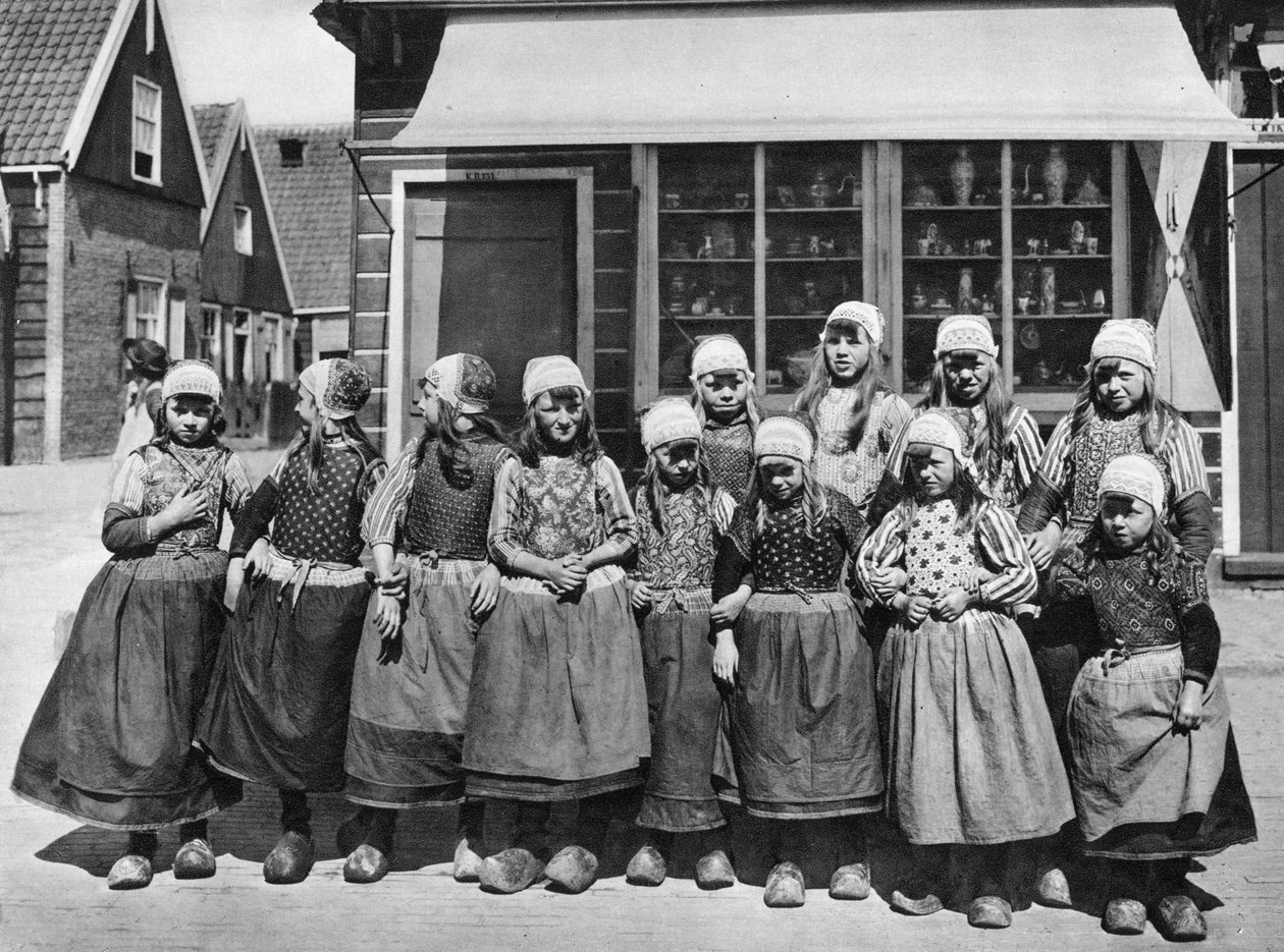 Gyermekek népviseletben, Marken, Hollandia, 1934 alkotó: Unbekannt