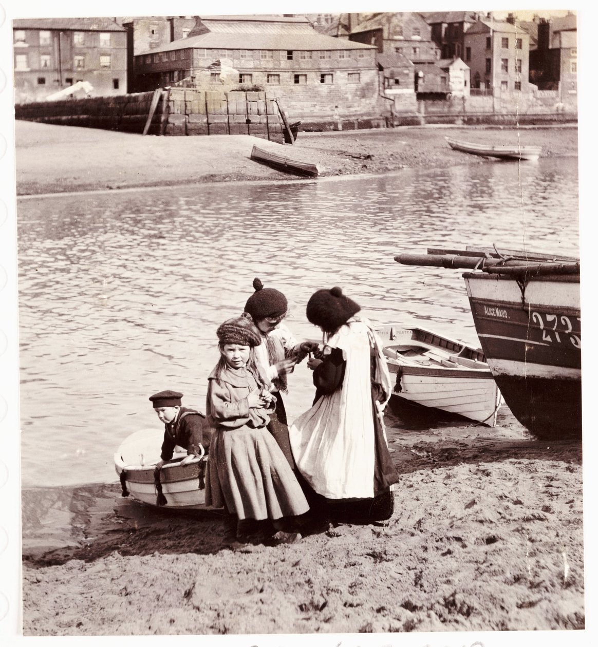 Gyermekek játszanak a vízparton, Whitby Harbour, 1905 alkotó: Unbekannt