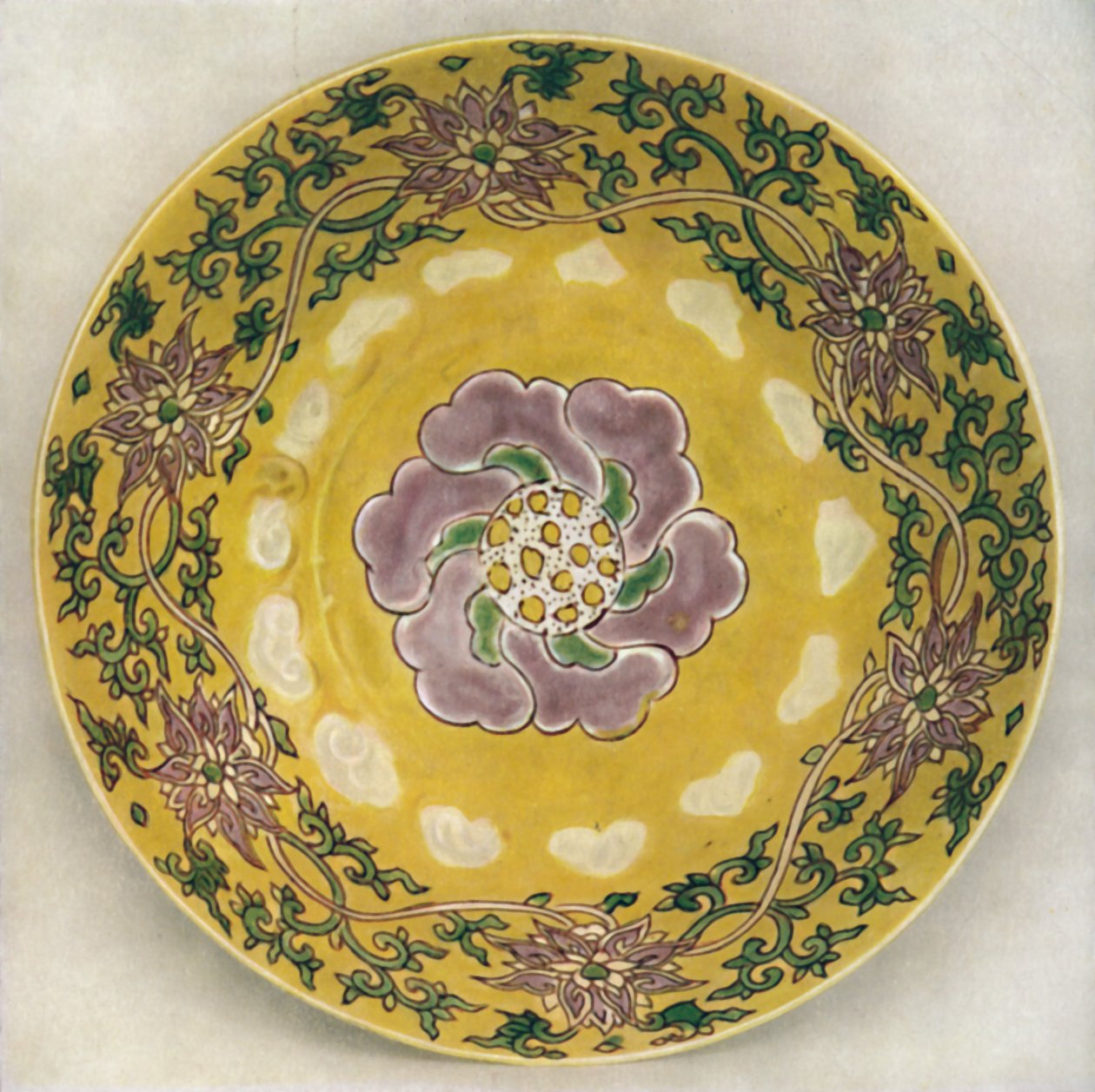 Kínai zománcozott porcelántál. Chia Ching-korszak, 1522-1566, 1928 alkotó: Unbekannt