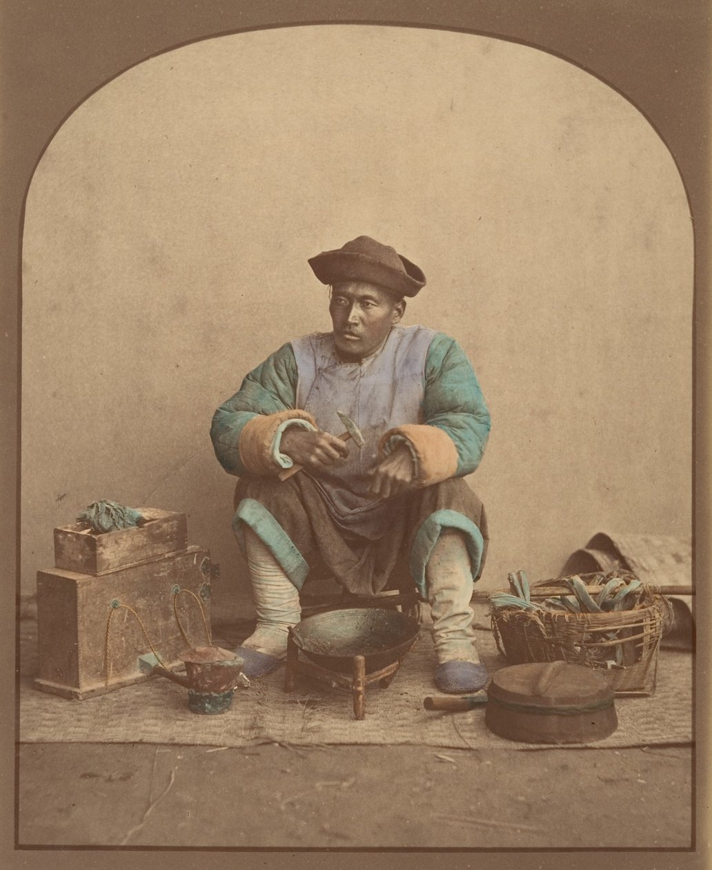 [Kínai ember ül szerszámokkal], 1870-es évek. alkotó: Unbekannt