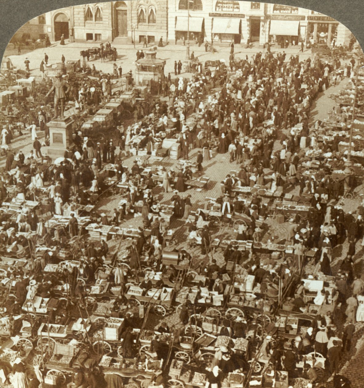 Christiania legnagyobb piaca, Norvégia, 1905. alkotó: Unbekannt