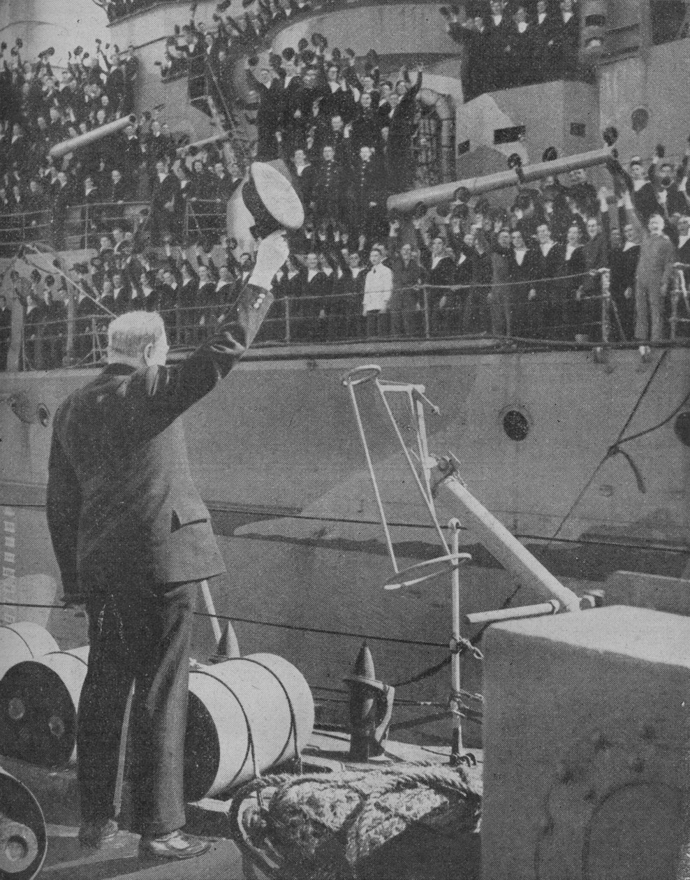Churchill válaszol a HMS Prince of Wales, 1941 legénységének éljenzéseire alkotó: Unbekannt