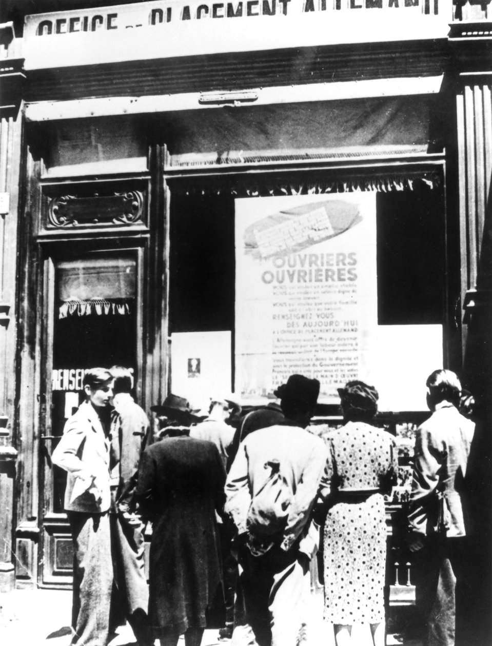 Párizs polgárai a német munkaerő-toborzó irodán kívül, 1940-1944 alkotó: Unbekannt