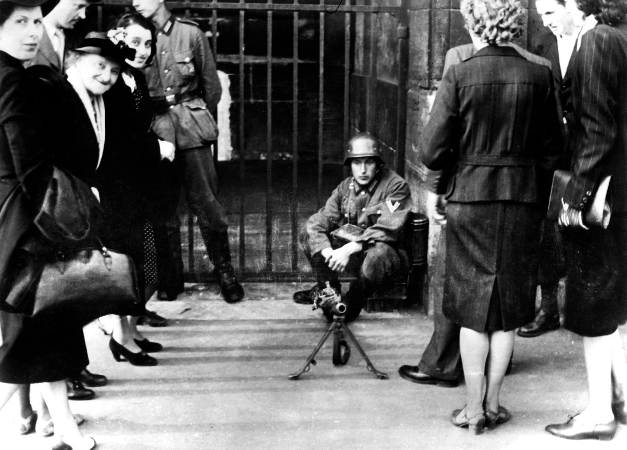 Civilek egy német őrállás előtt géppuskával, Párizs, 1940. június alkotó: Unbekannt