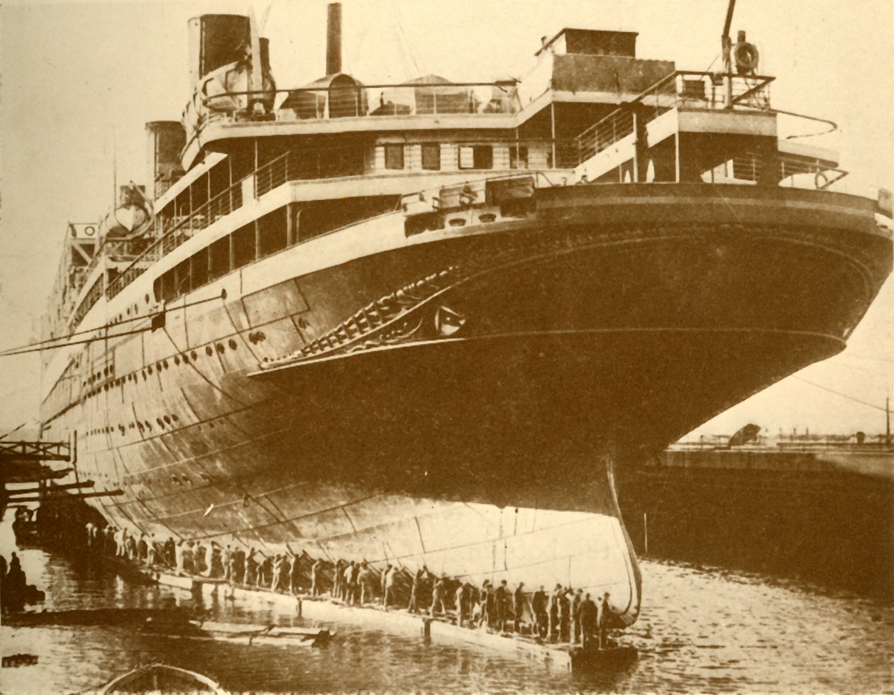 A Majestic hajótestének tisztítása a Dry Dockban, 1930. alkotó: Unbekannt