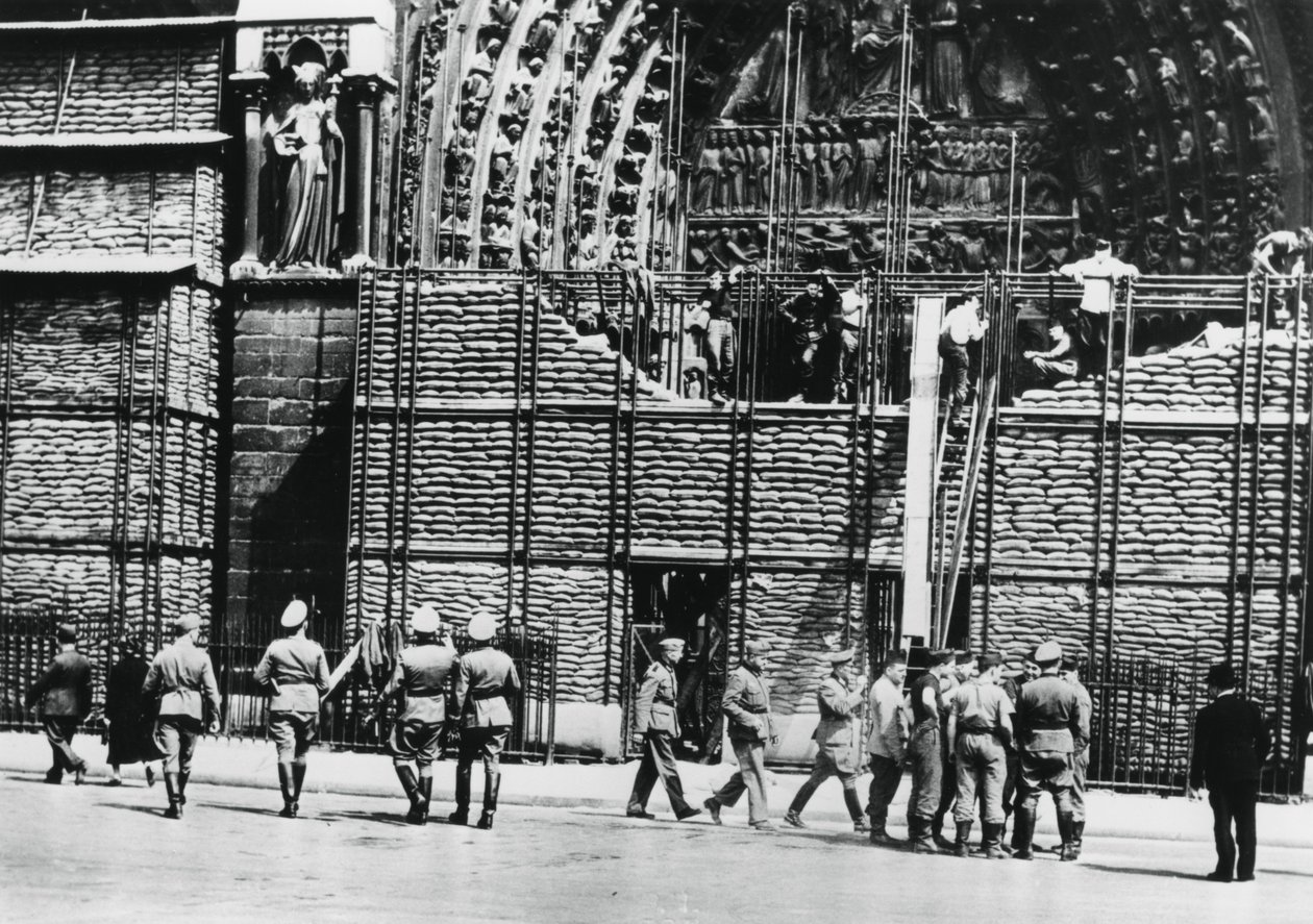 Homokzsák elleni védelem eltávolítása a Notre Dame homlokzatáról, a németek által megszállt Párizs, 1940 alkotó: Unbekannt