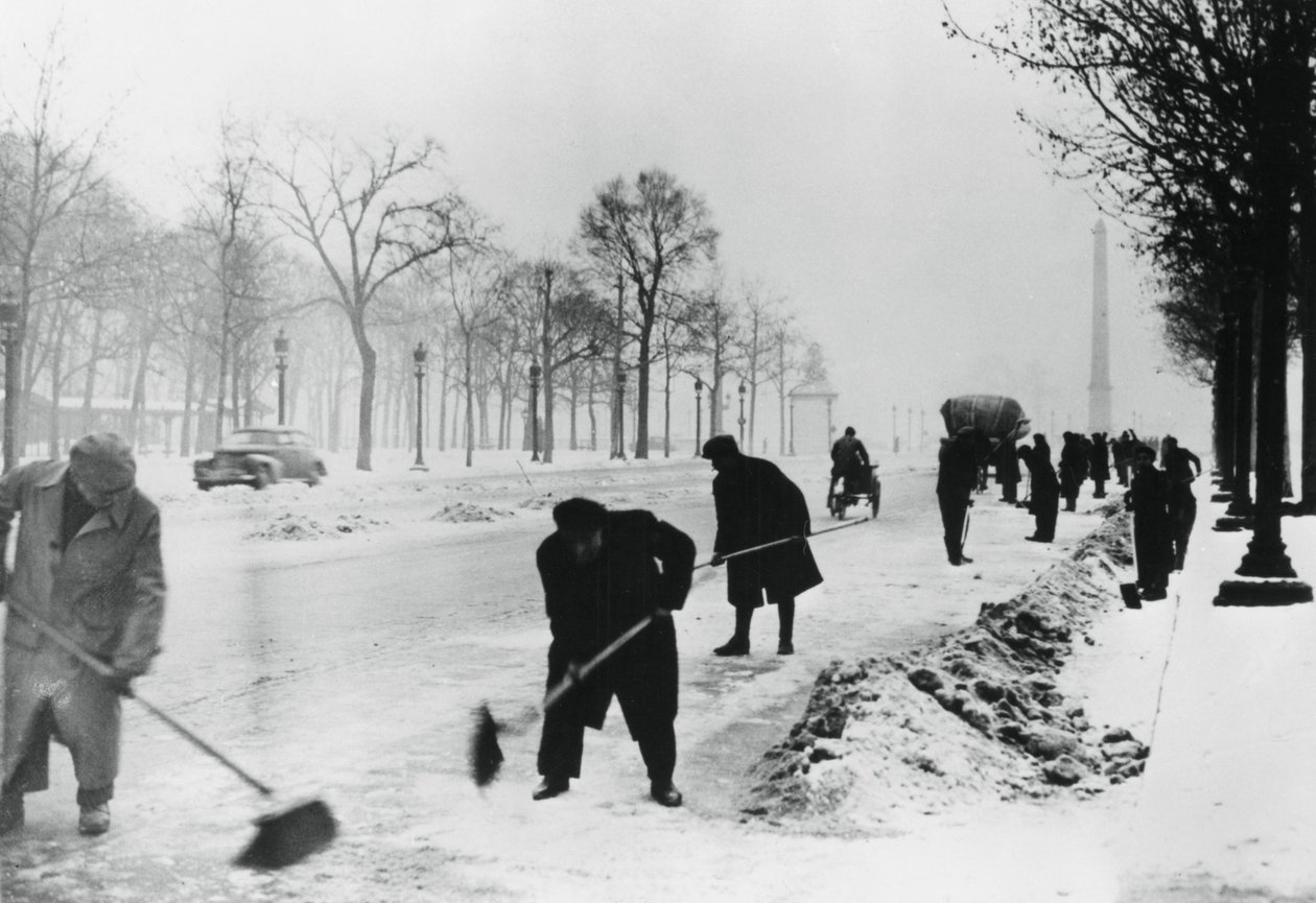 Hóeltakarítás a Champs Elysees-n, a németek által megszállt Párizs, 1941 tél alkotó: Unbekannt