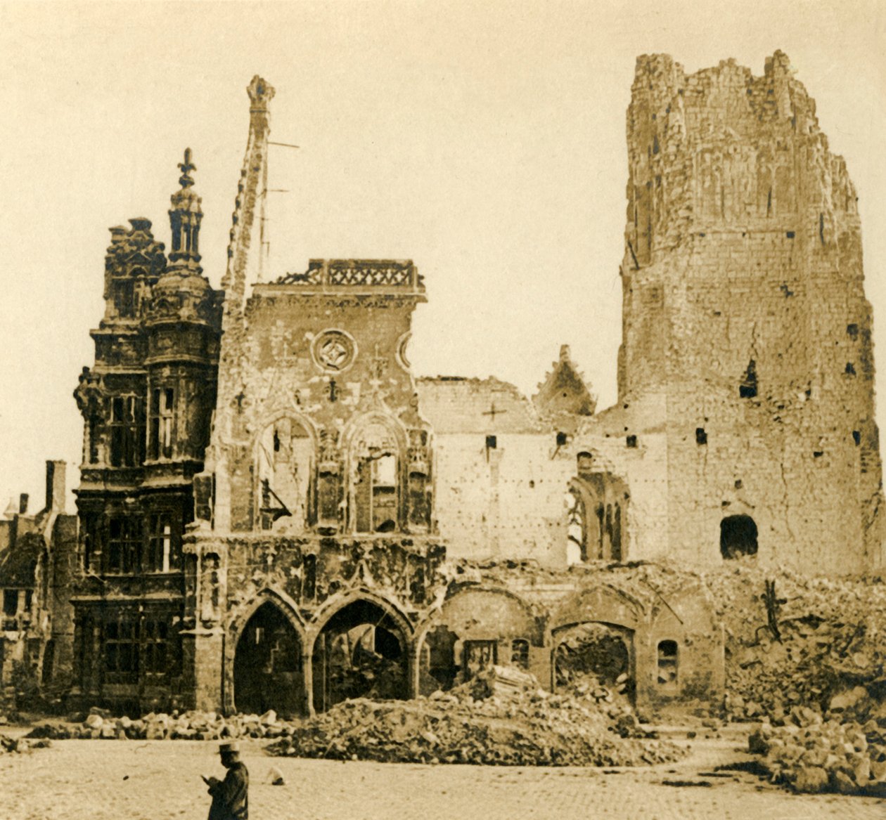 Óratorony és Hotel de Ville, Arras, Észak-Franciaország, c1914-c1918 alkotó: Unbekannt