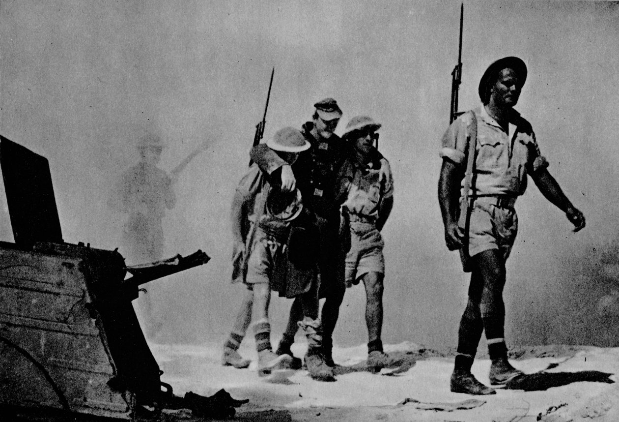 Közeli kép egy nagy csatáról. Az ausztrálok egy sebesült foglyot hoznak be, 1942 1944 alkotó: Unbekannt