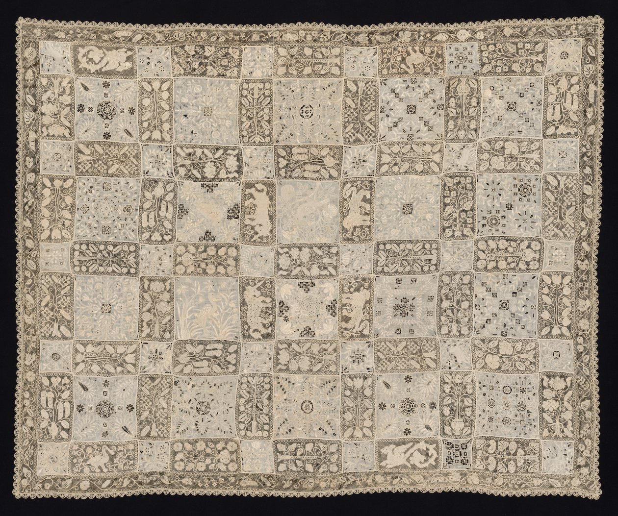 Egyszarvúkkal, sárkányokkal, egyéb állatokkal és virágmintákkal ellátott ruha, 1800-as évek. alkotó: Unbekannt